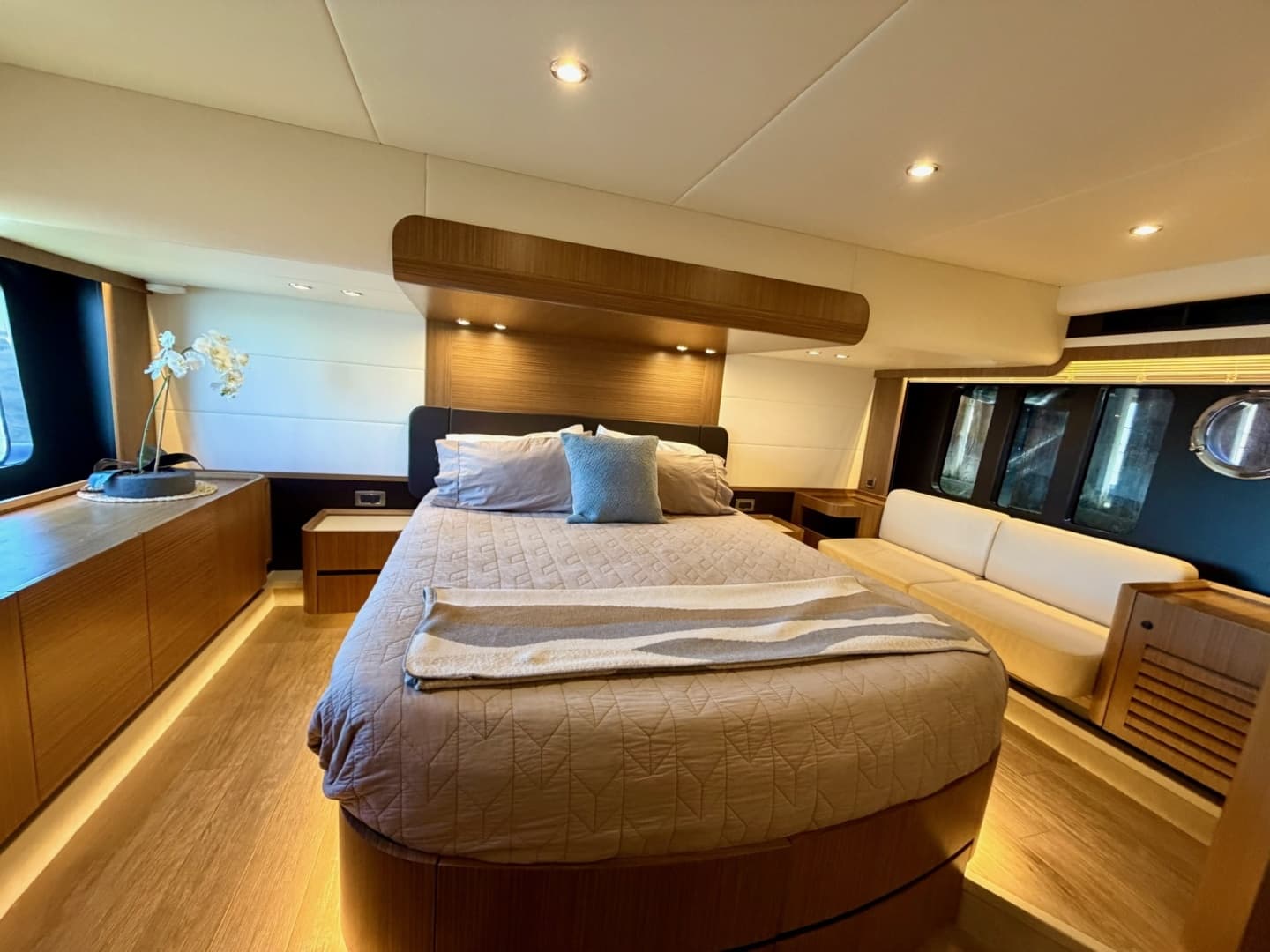 2017 Absolute Navetta 52