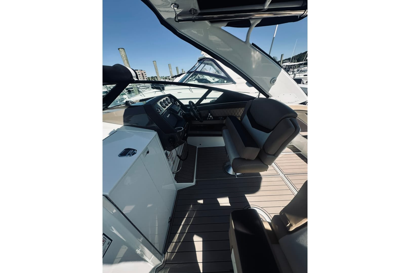 2015 Cruisers Sport Series 328 Bow Rider