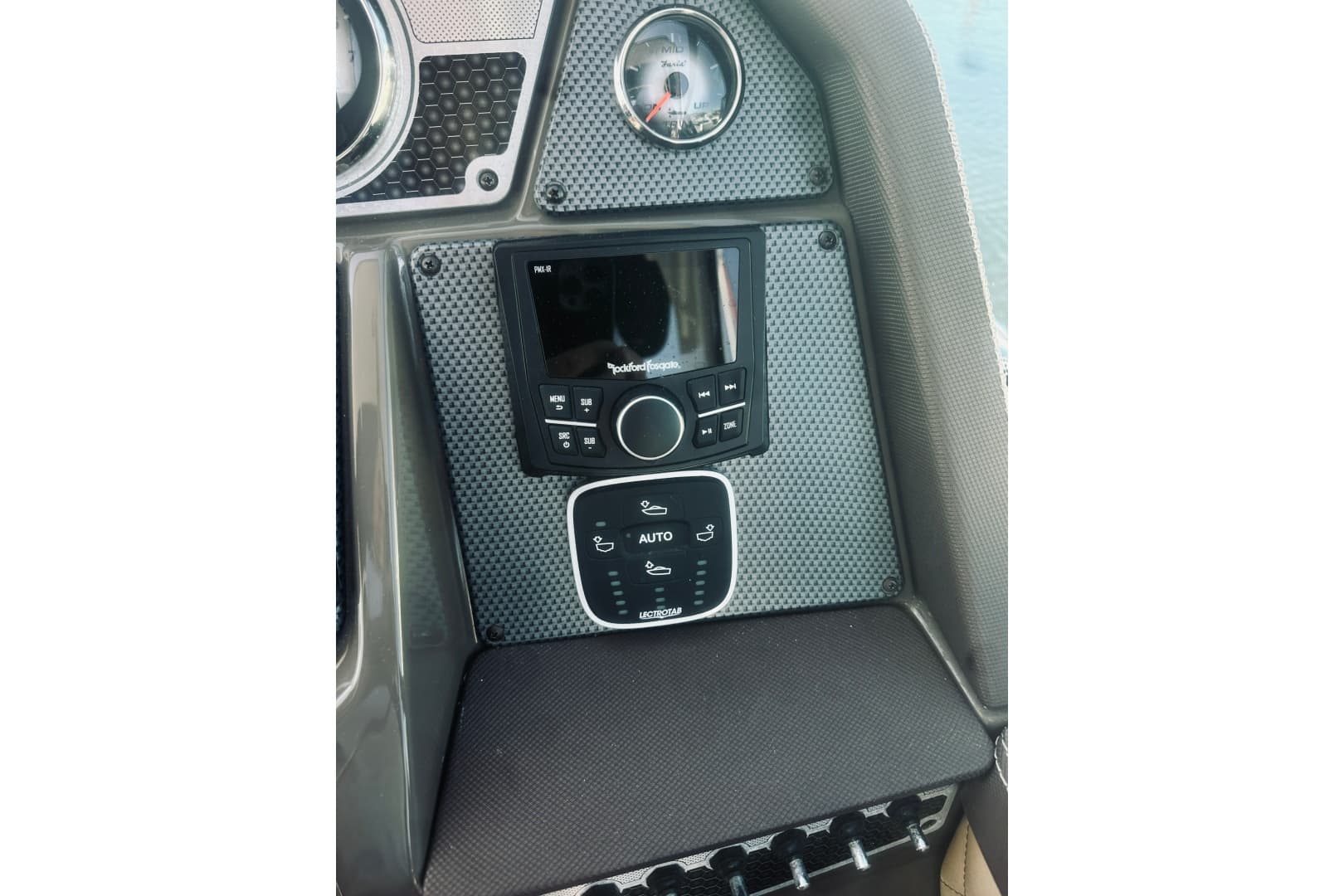 2015 Cruisers Sport Series 328 Bow Rider