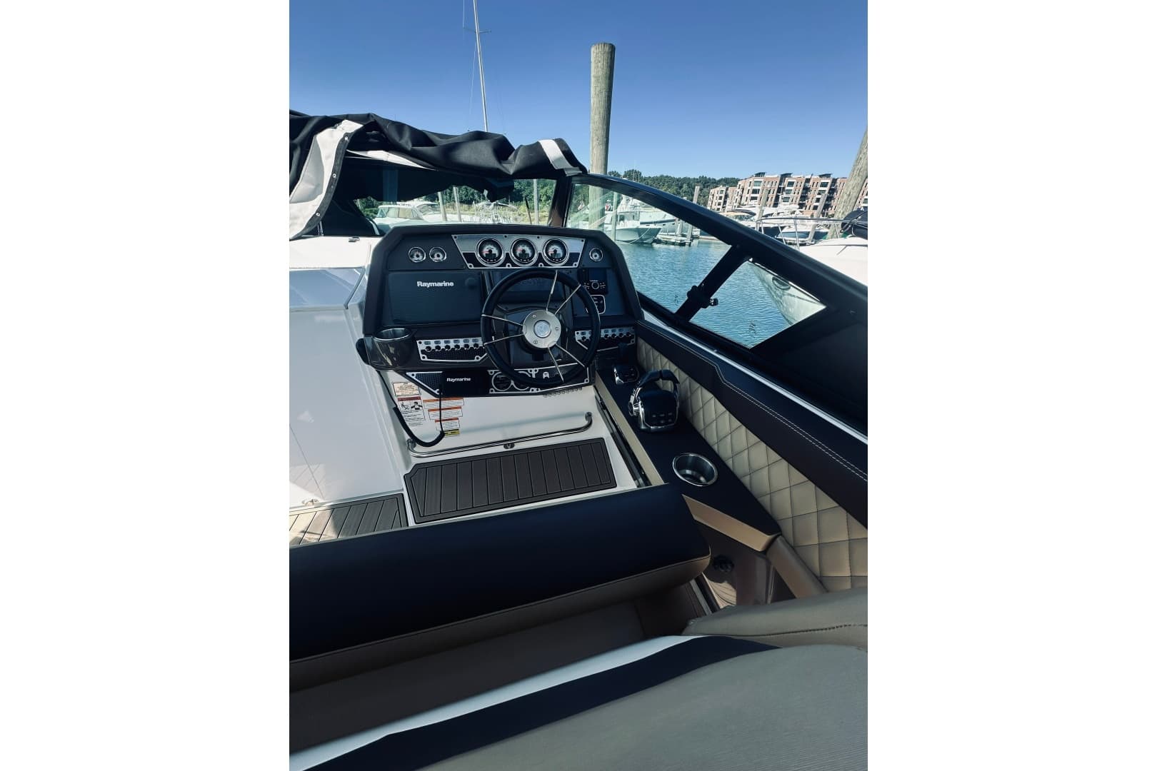2015 Cruisers Sport Series 328 Bow Rider