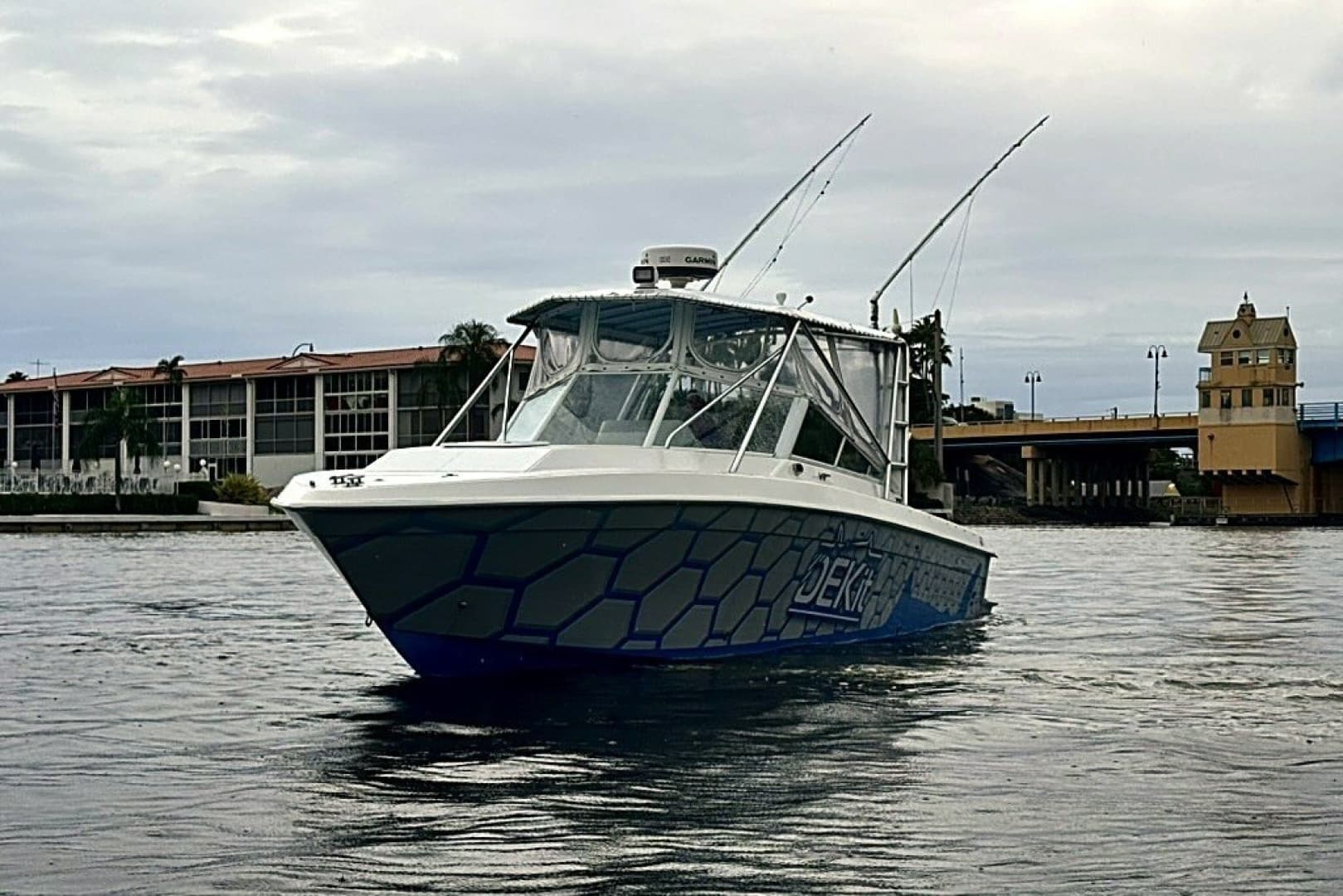 2003 Contender 35 Side Console