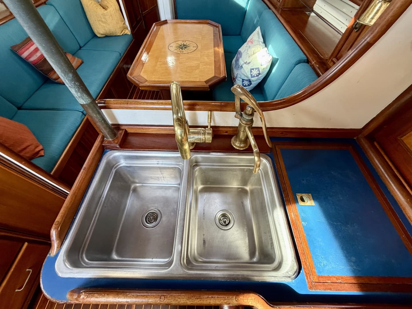 1986 Cape George 