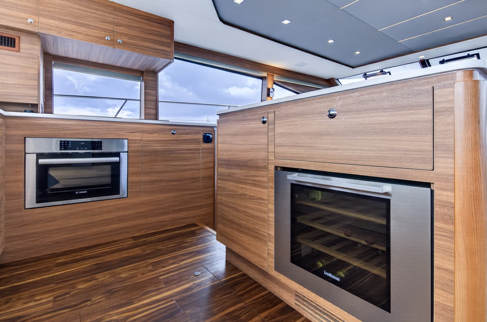2025 Aquila 54 YACHT