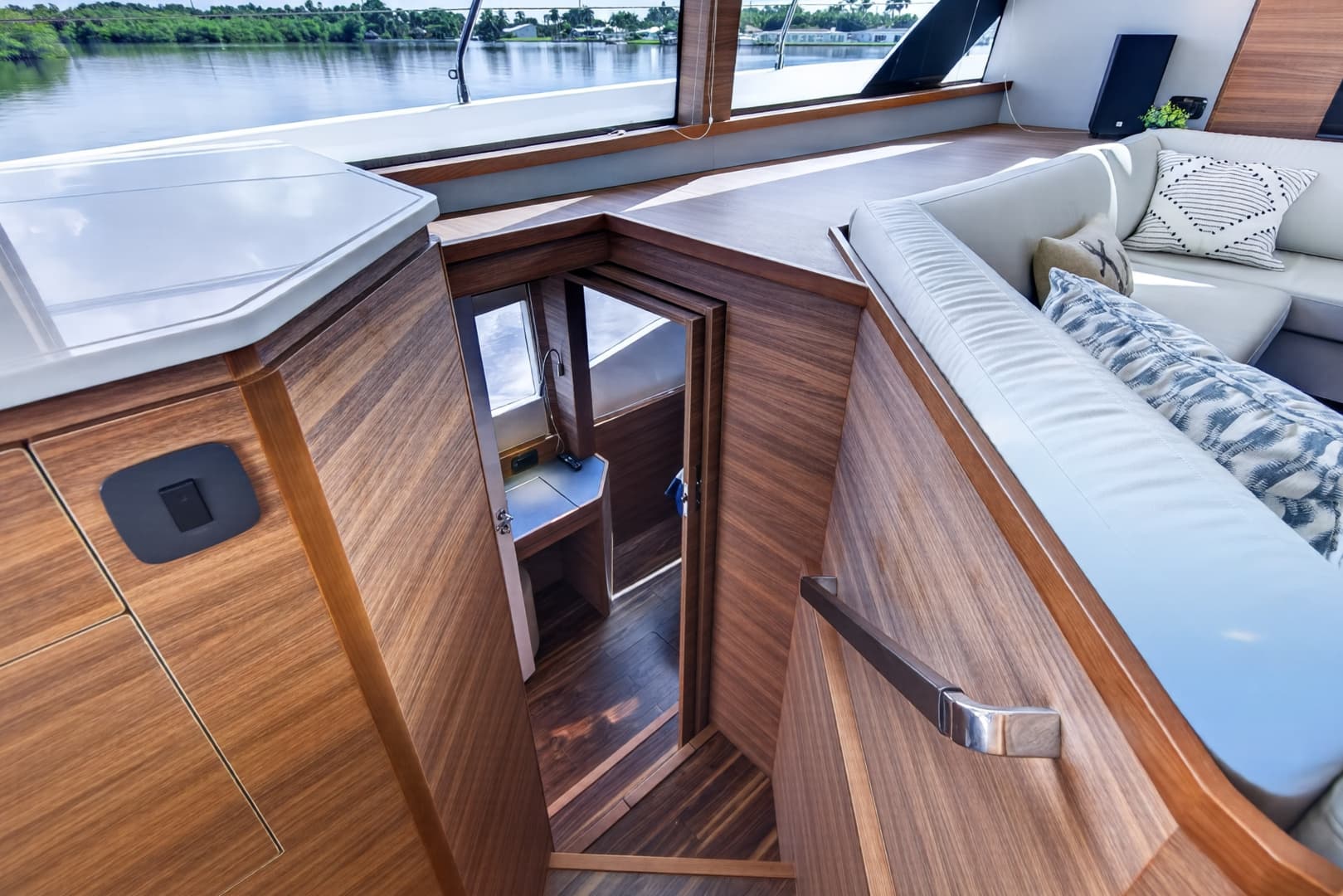 2025 Aquila 54 YACHT
