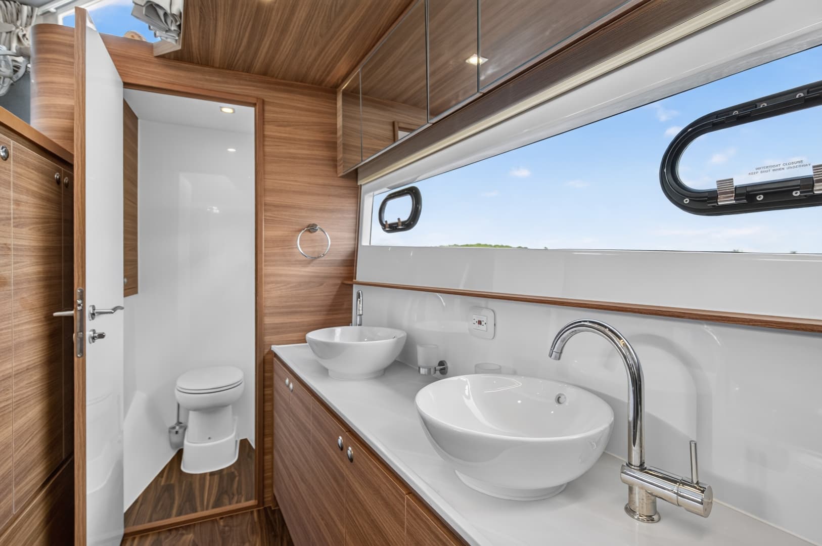 2025 Aquila 54 YACHT