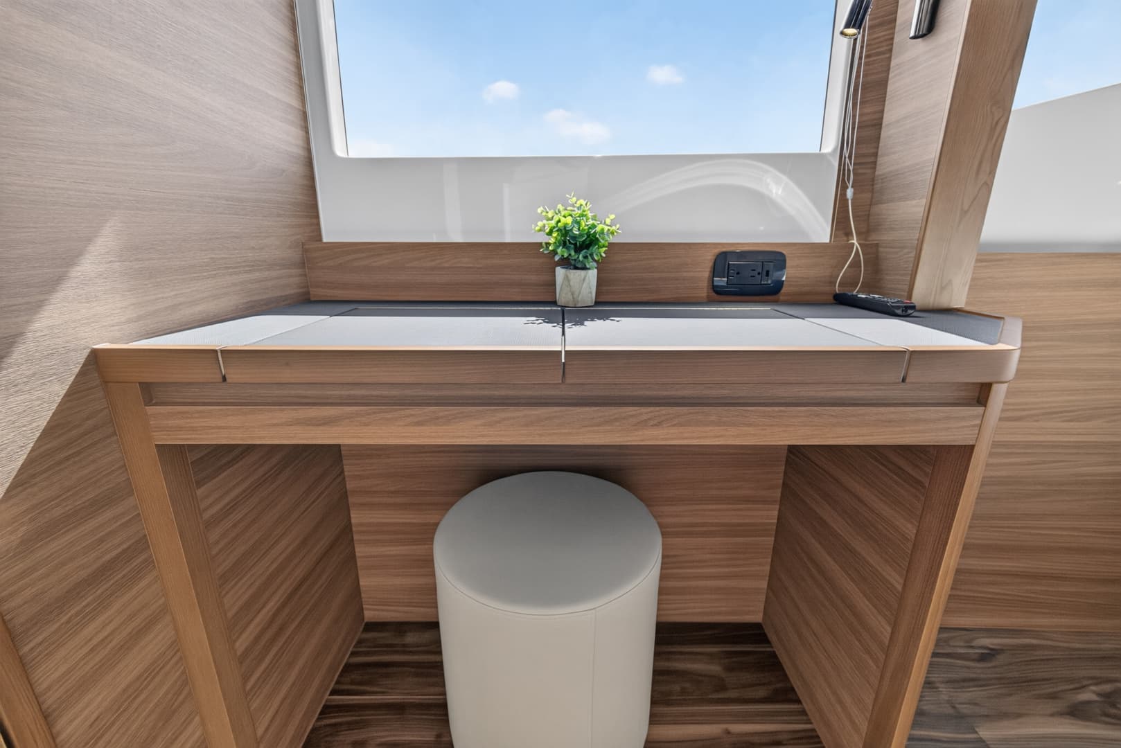 2025 Aquila 54 YACHT