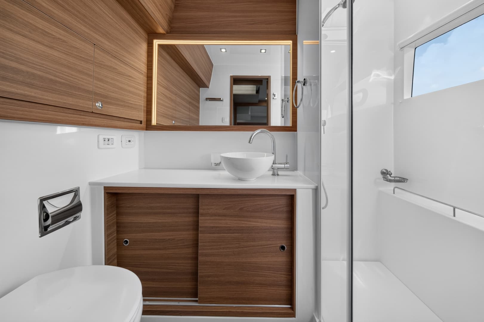 2025 Aquila 54 YACHT