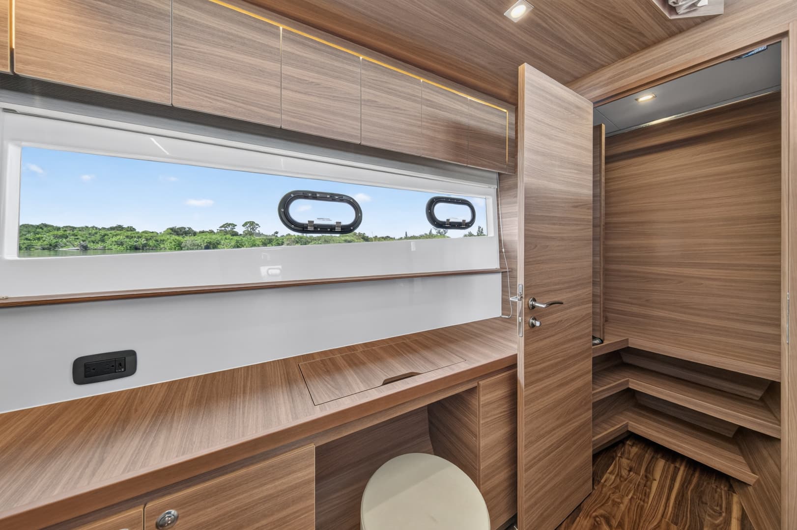 2025 Aquila 54 YACHT