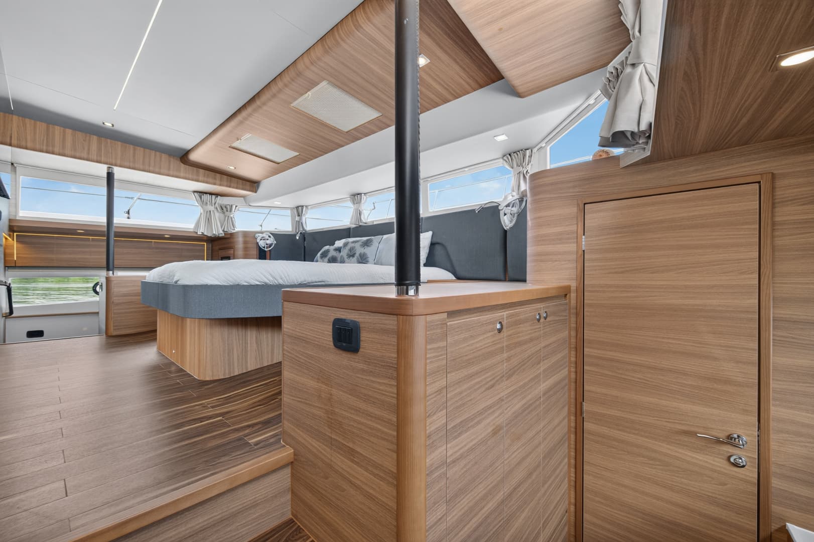 2025 Aquila 54 YACHT