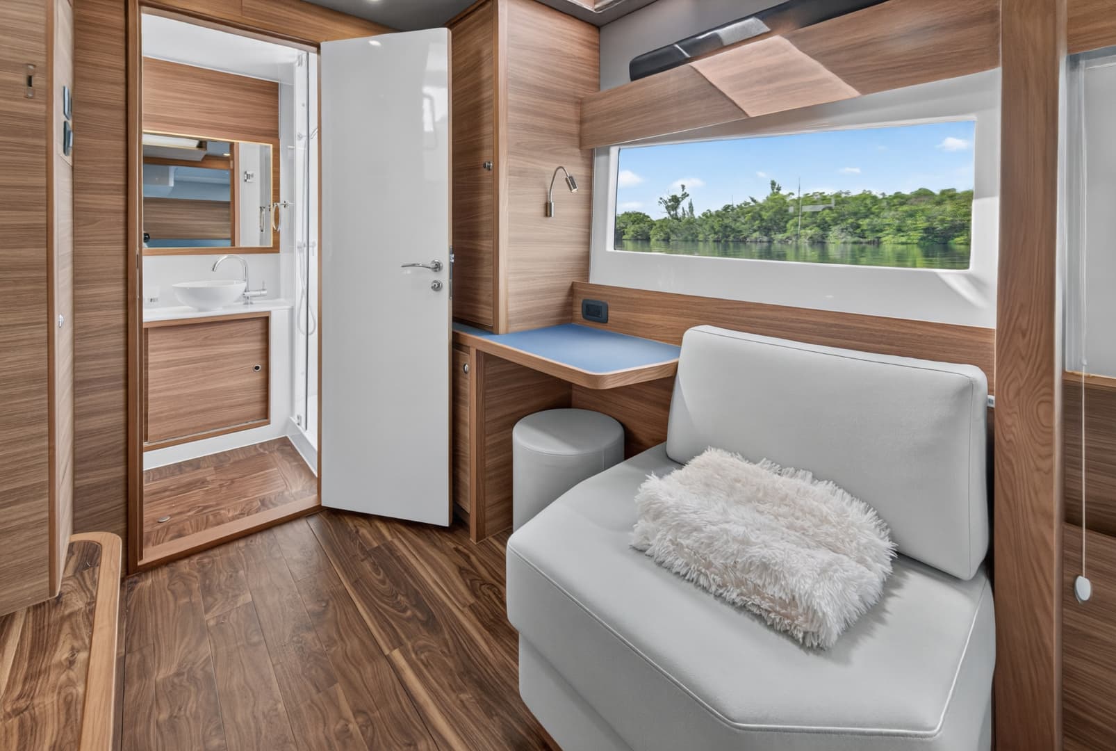 2025 Aquila 54 YACHT