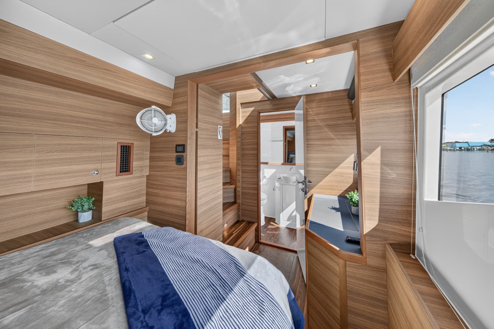 2025 Aquila 54 YACHT