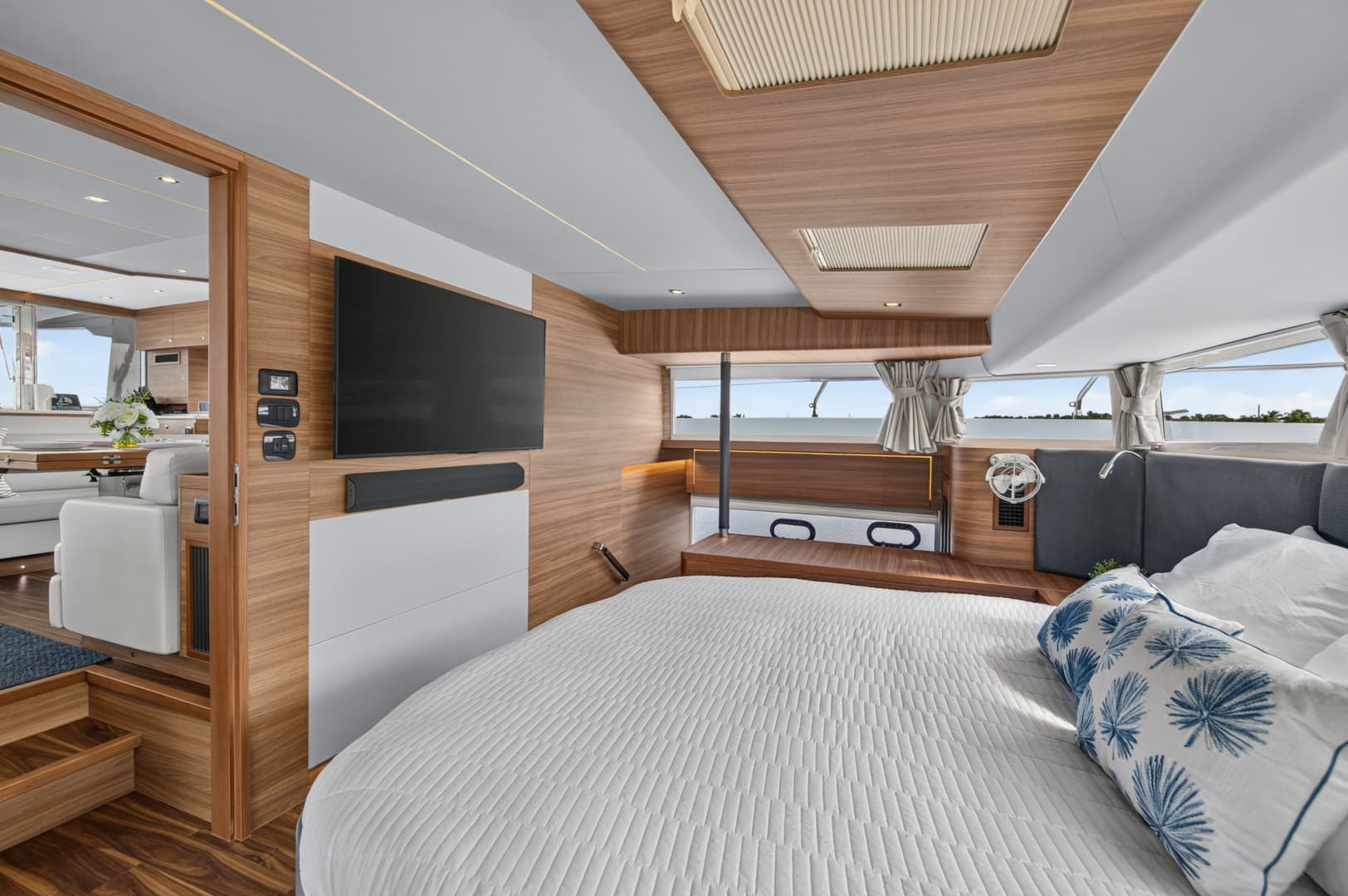 2025 Aquila 54 YACHT
