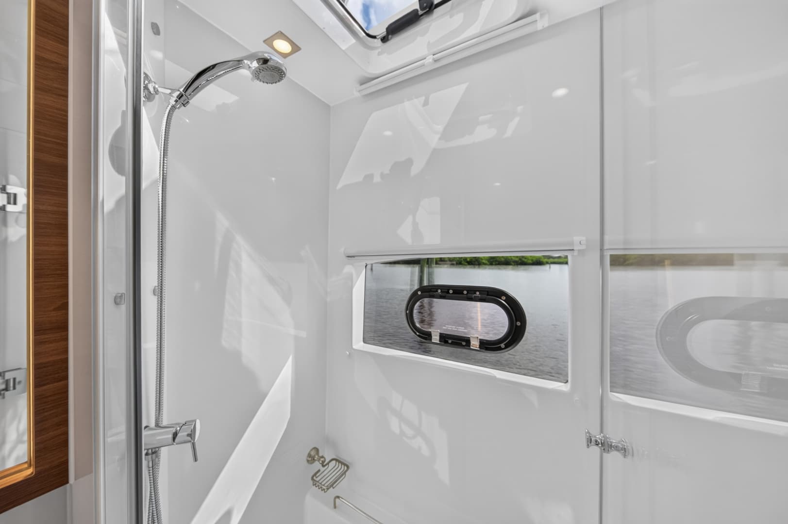 2025 Aquila 54 YACHT