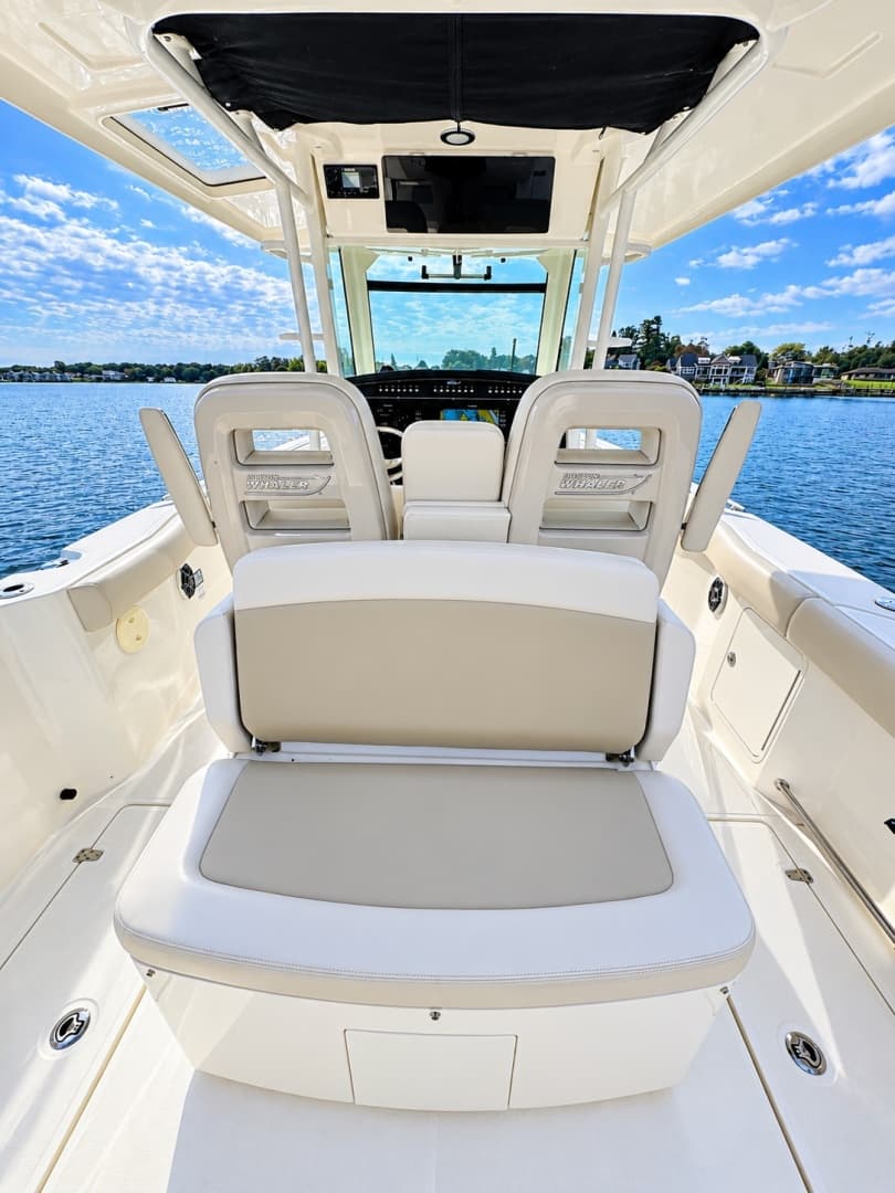 2024 Boston Whaler 330 Outrage