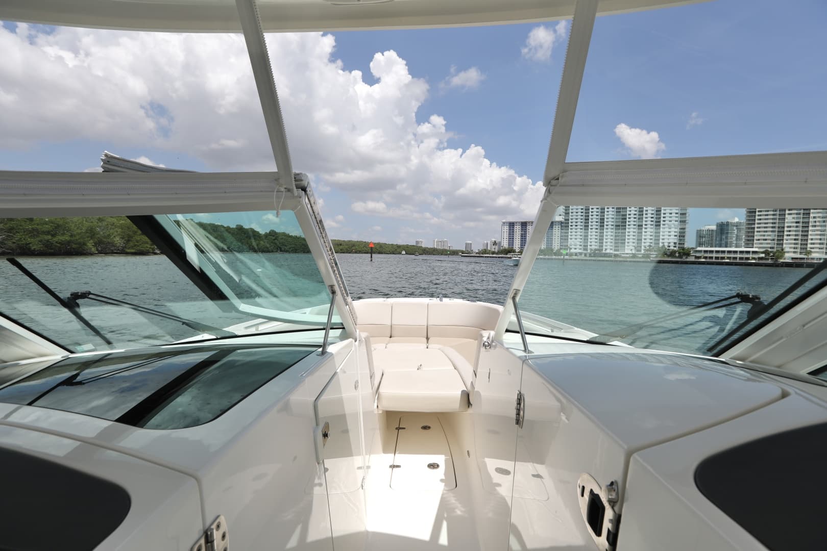 2016 Boston Whaler 320 Vantage