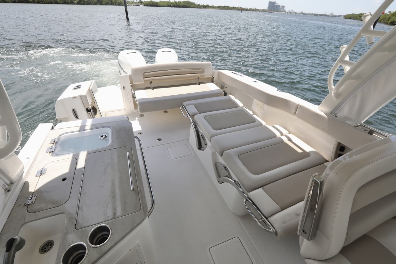 2016 Boston Whaler 320 Vantage