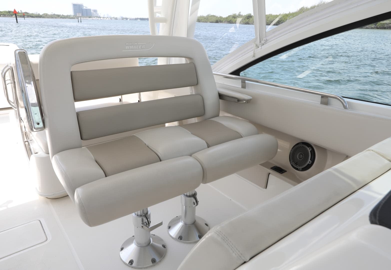2016 Boston Whaler 320 Vantage