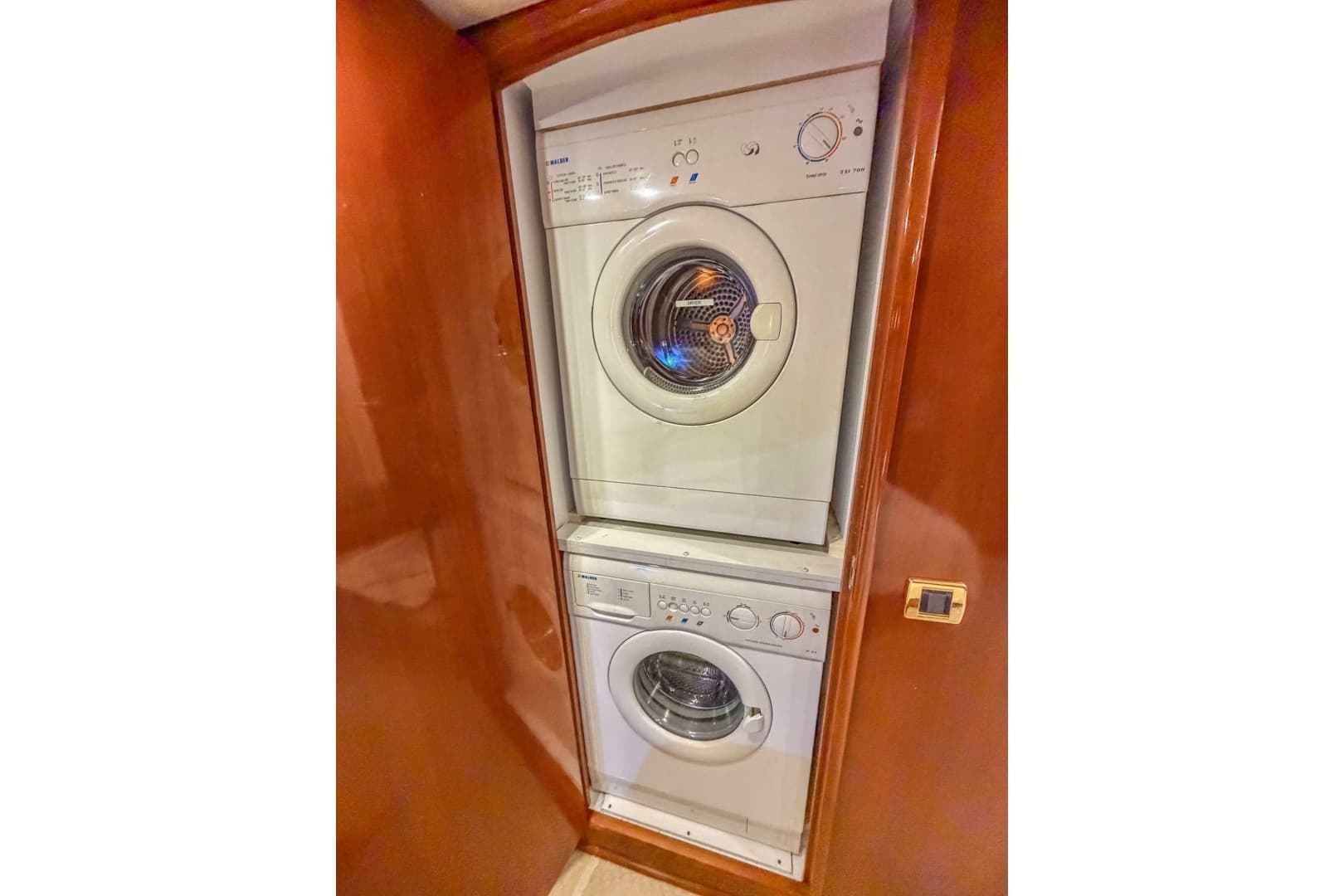 2005 Carver 56 Voyager