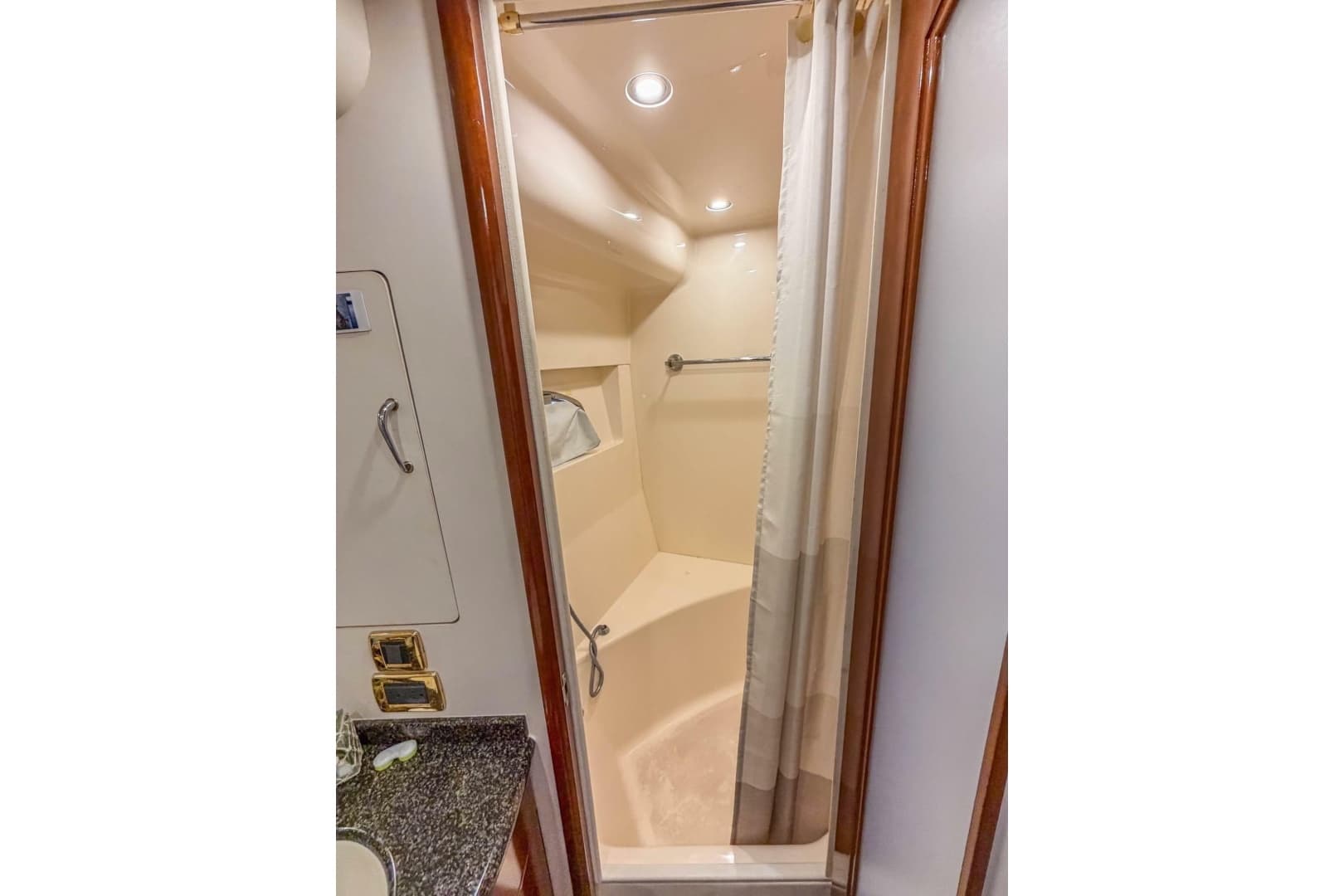 2005 Carver 56 Voyager