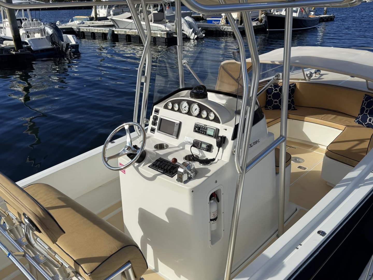 2010 Vanquish 24 Runabout