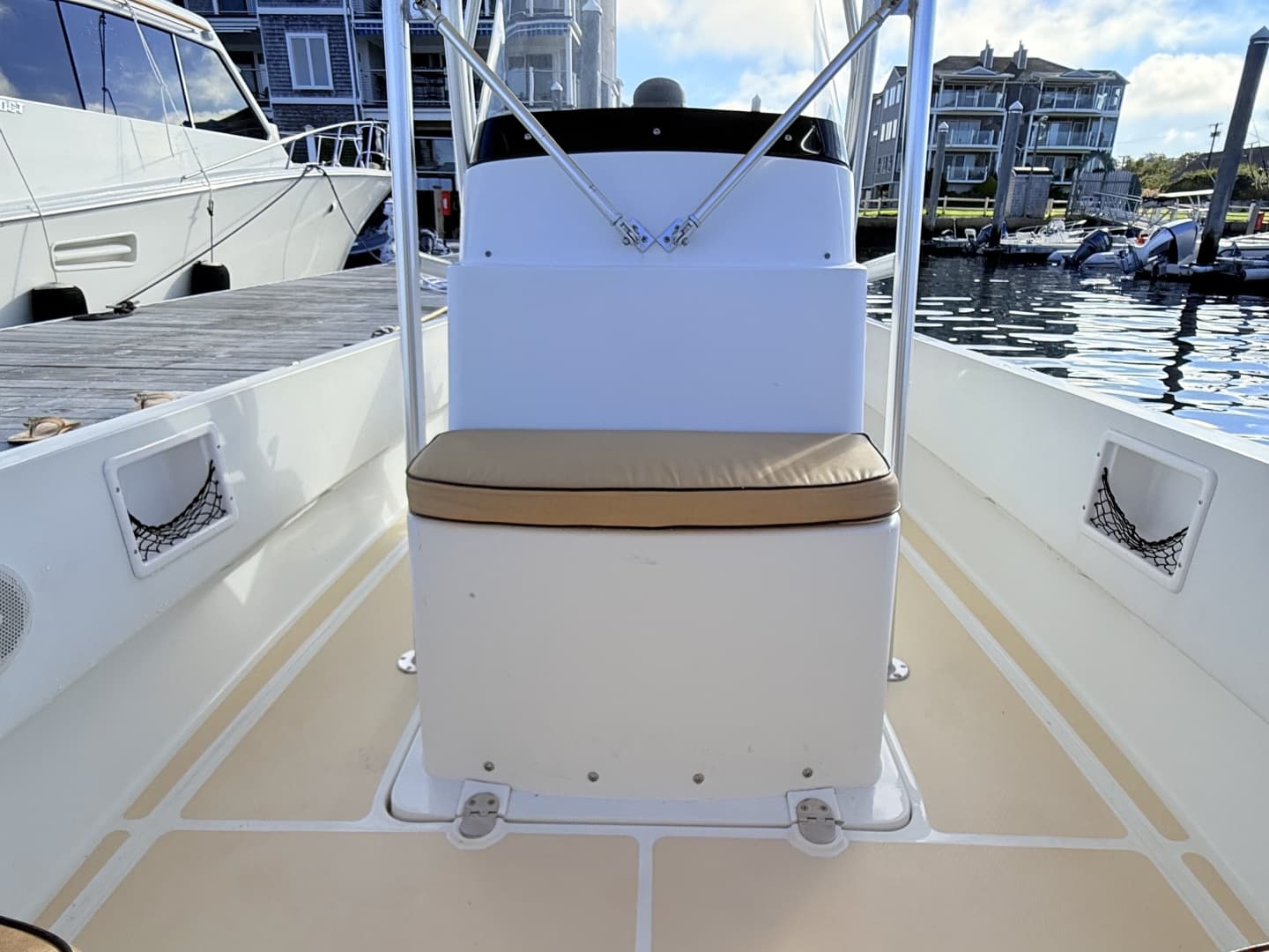 2010 Vanquish 24 Runabout