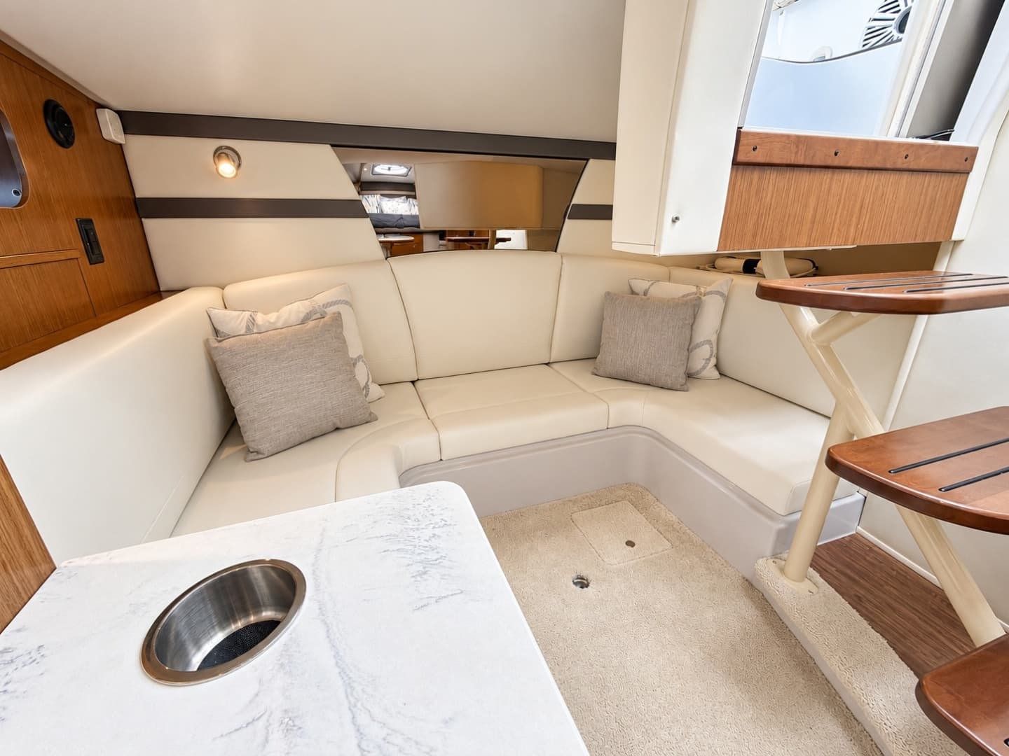 2020 Cruisers Yachts 35 Express