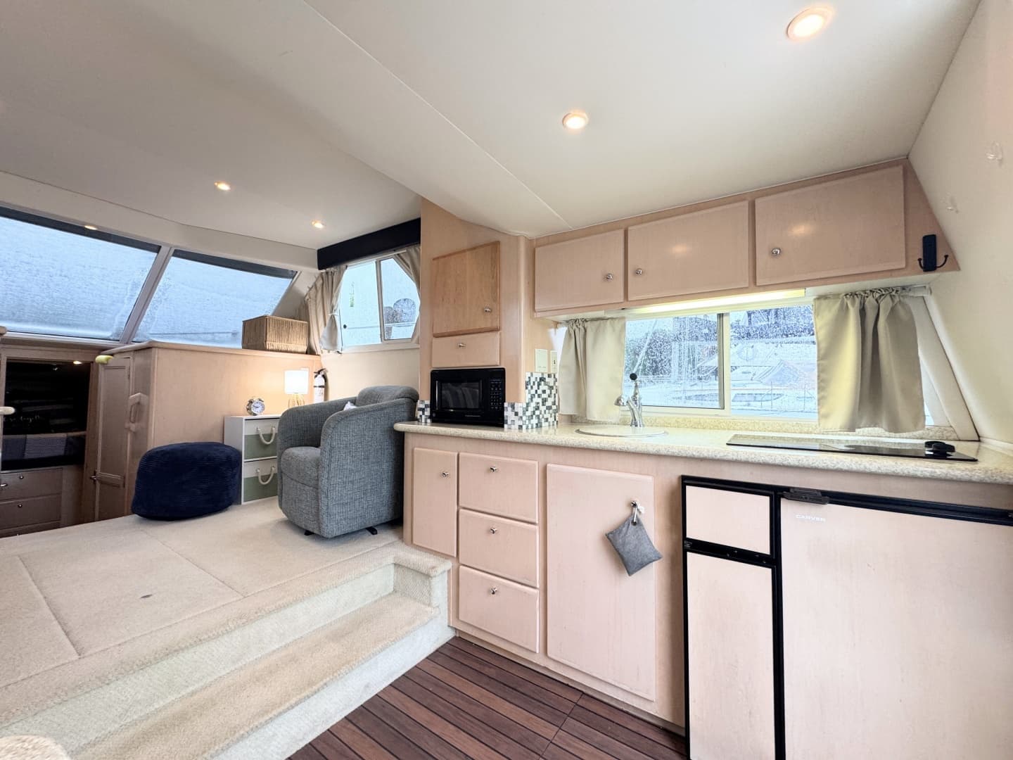 1999 Carver 370 Voyager