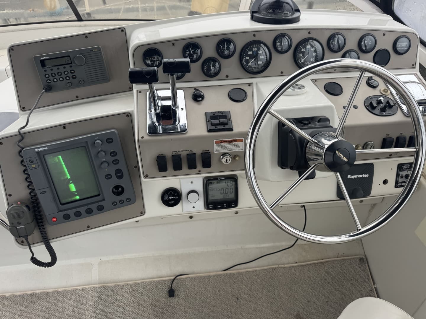 1999 Carver 370 Voyager