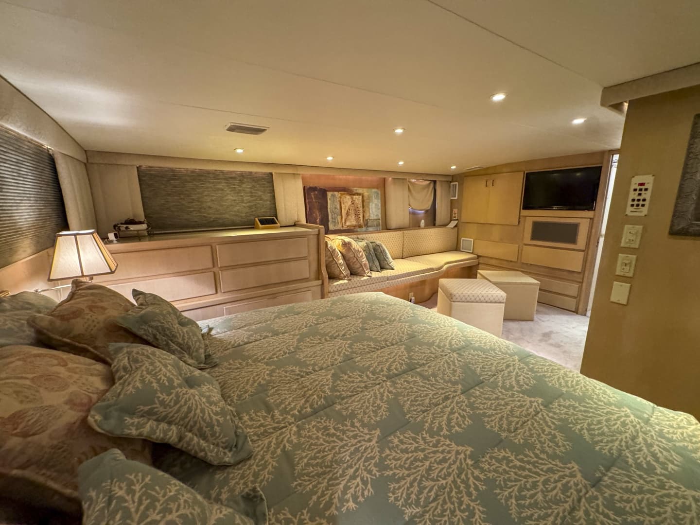 1991 Hatteras 70 Cockpit Motor Yacht