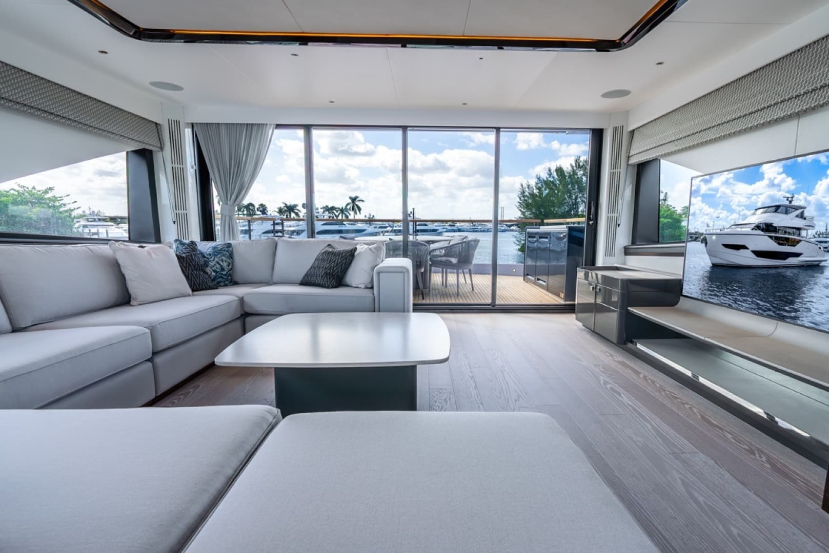 2025 Sunseeker 90 Ocean Enclosed