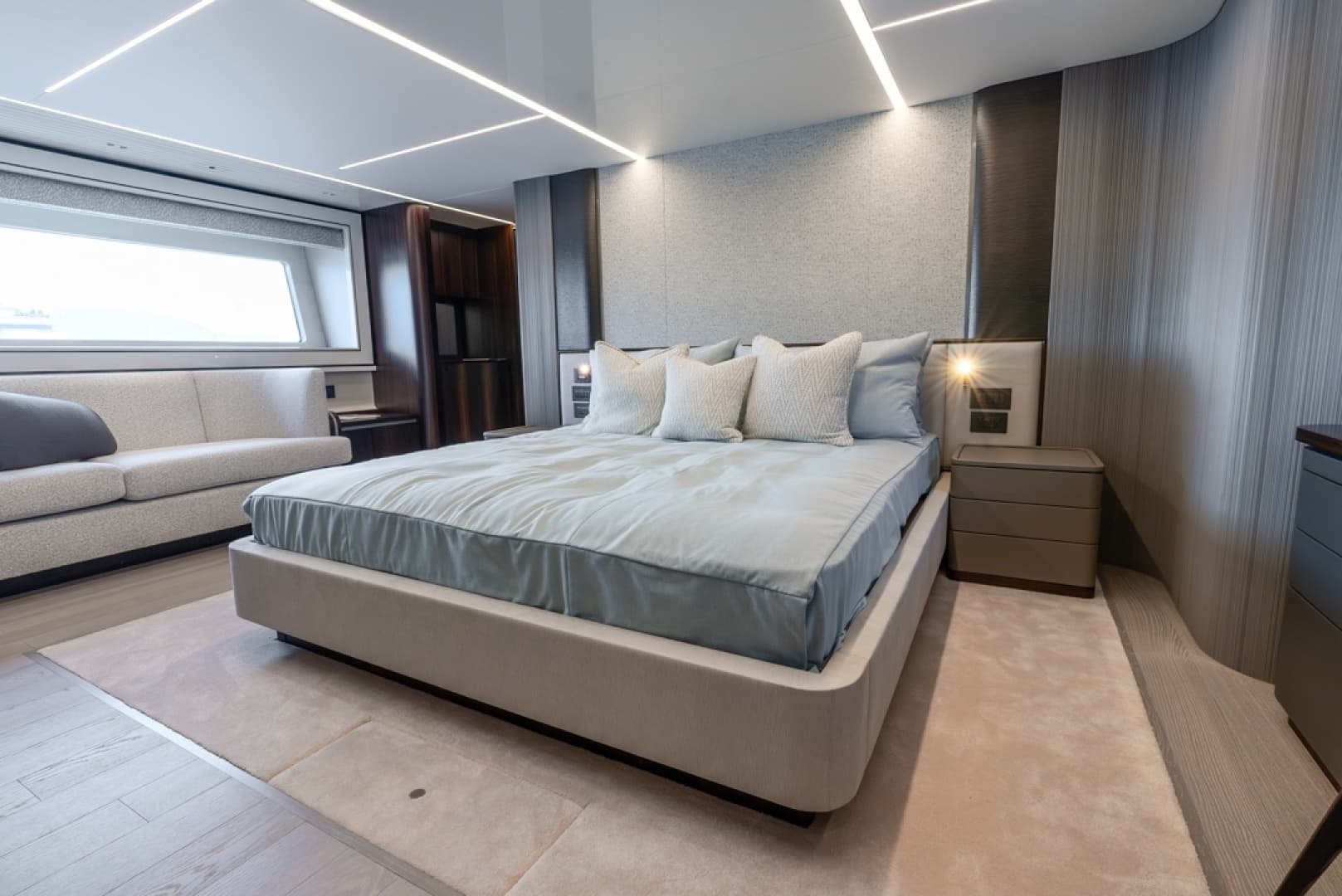 2025 Sunseeker 90 Ocean Enclosed