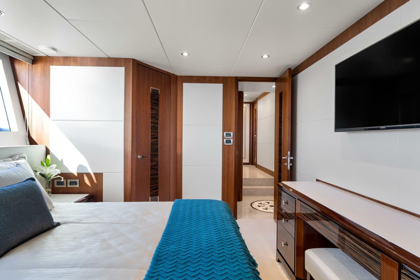 2021 Ocean Alexander 32L Motor Yacht