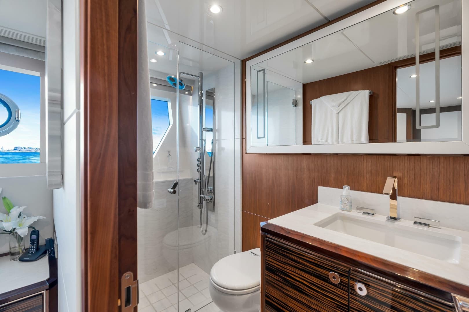 2021 Ocean Alexander 32L Motor Yacht
