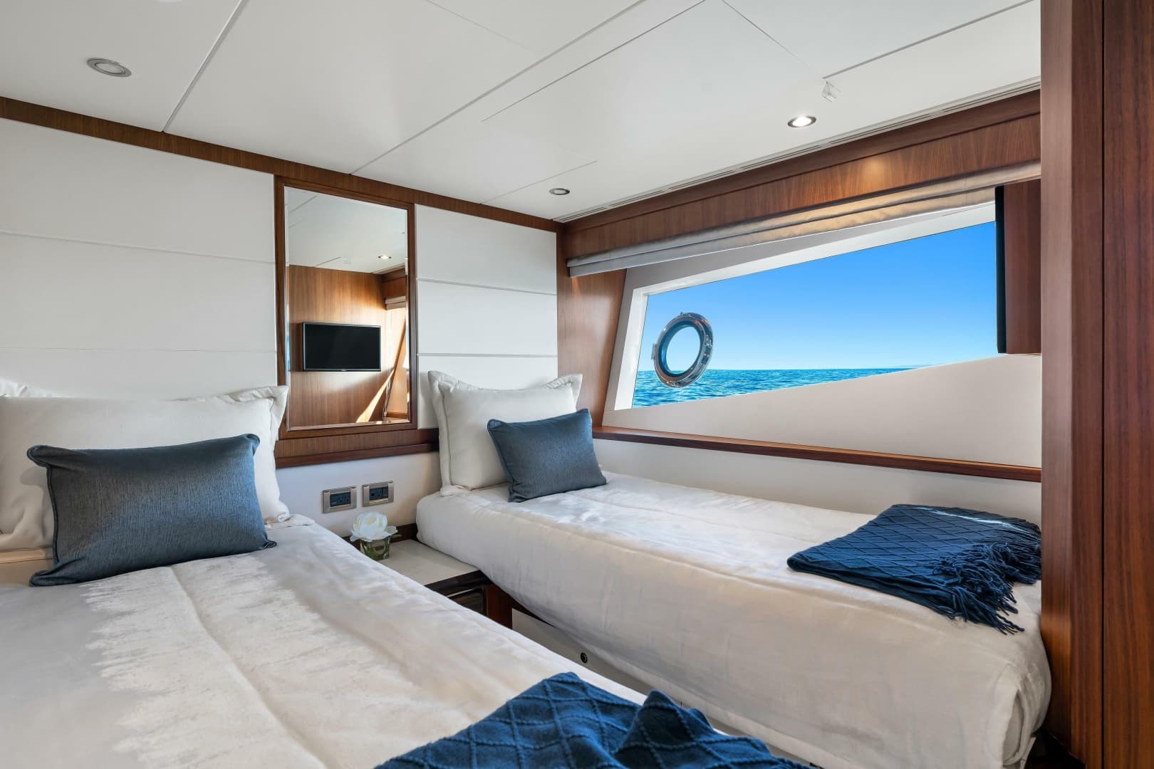 2021 Ocean Alexander 32L Motor Yacht