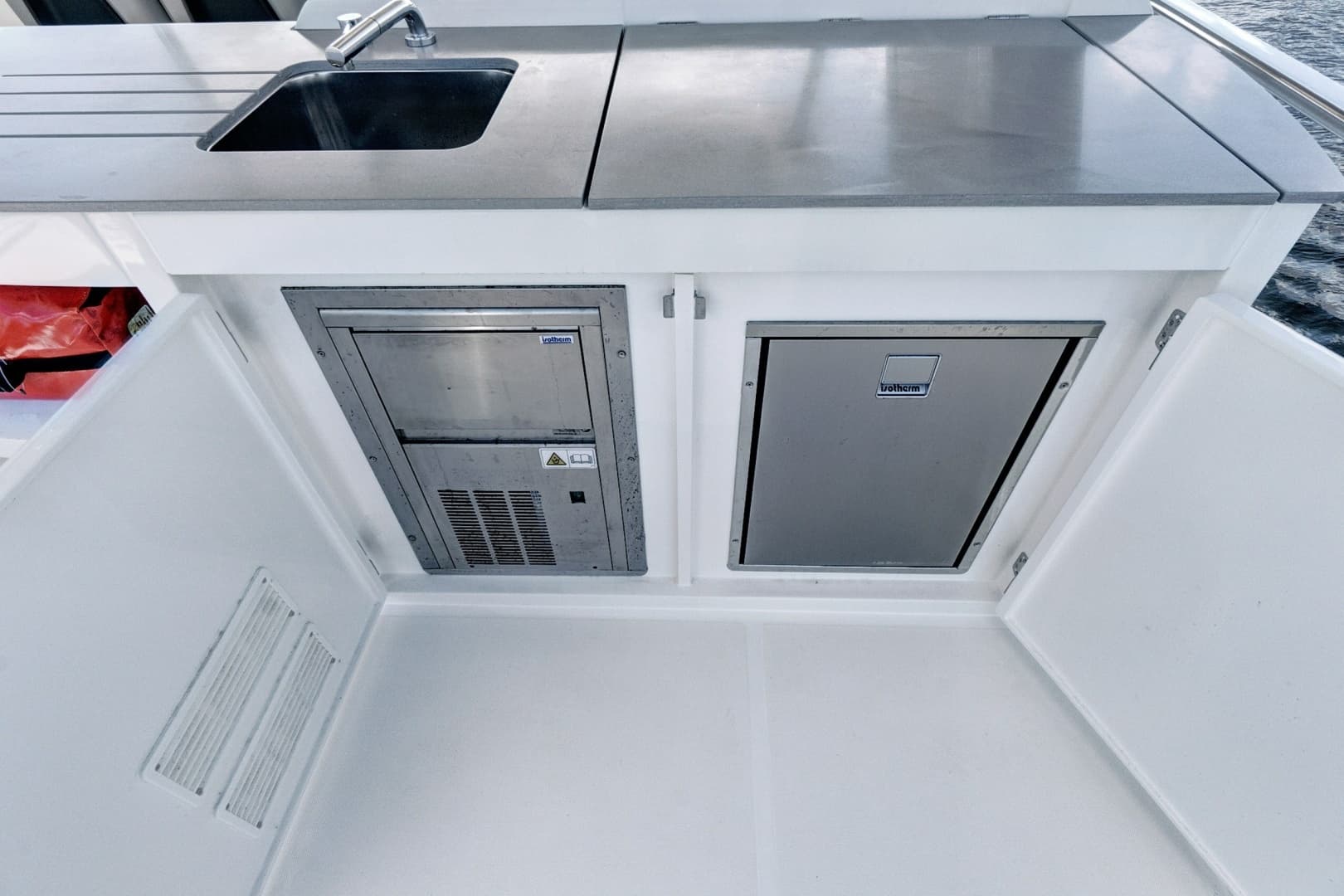 2025 Absolute 52 FLY