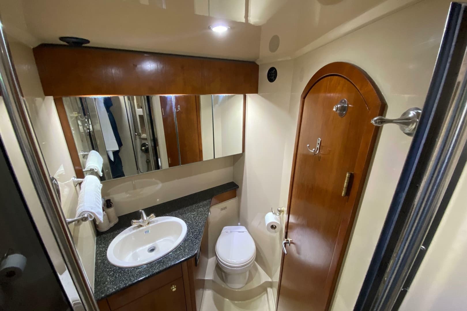 2006 Cruisers Yachts 520 Express