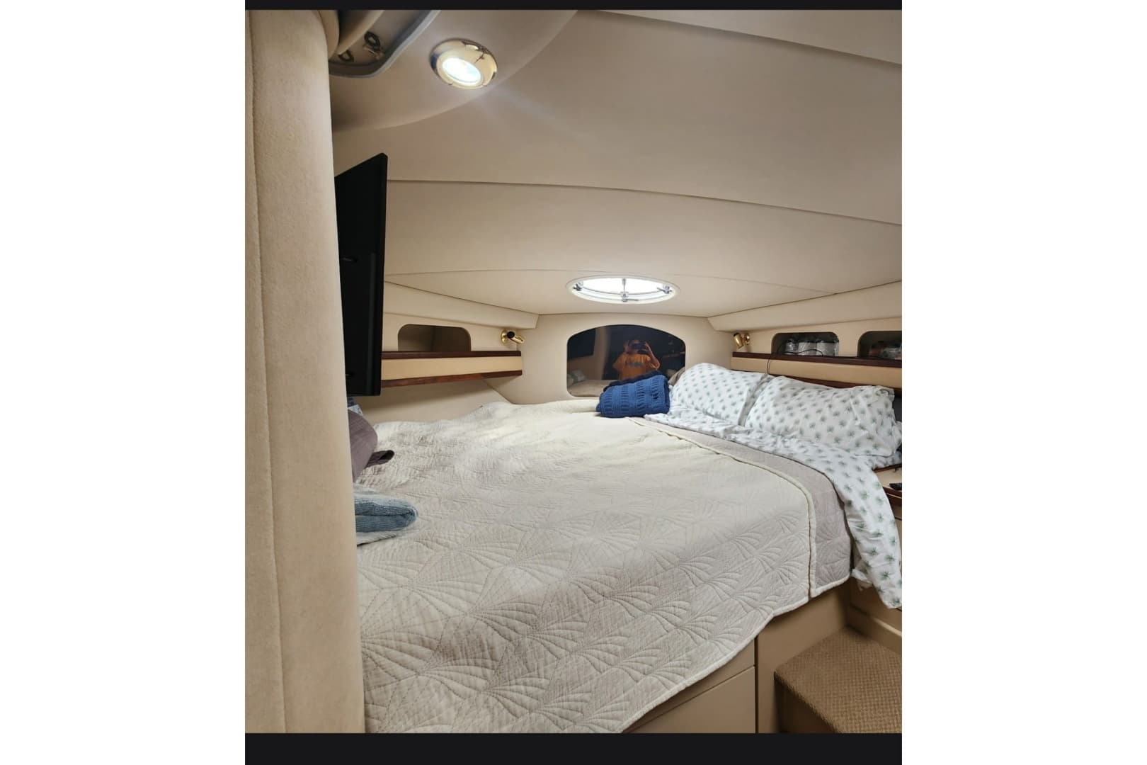 2000 Cruisers Yachts 3575 Express