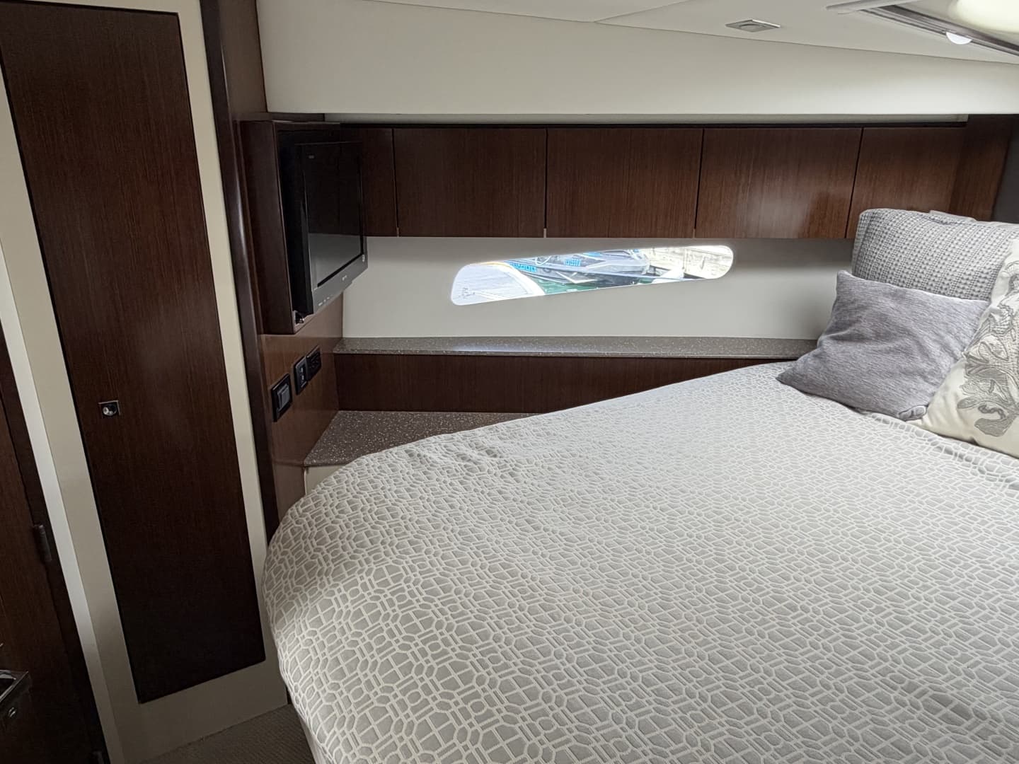 2011 Cruisers Yachts 48 Cantius