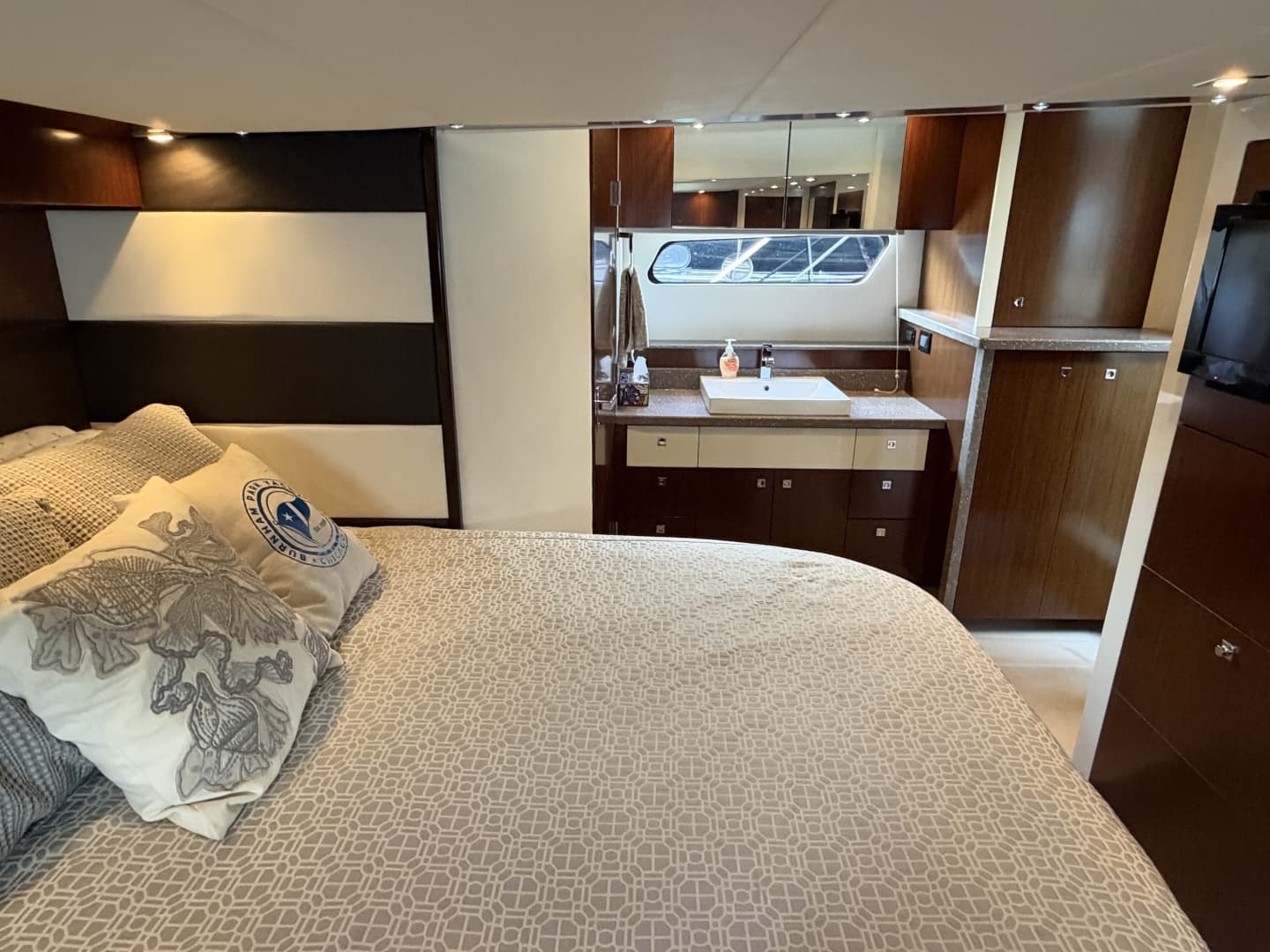2011 Cruisers Yachts 48 Cantius
