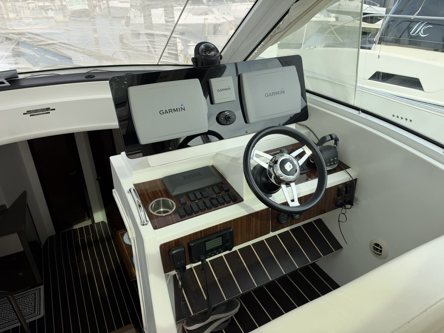 2011 Cruisers Yachts 48 Cantius