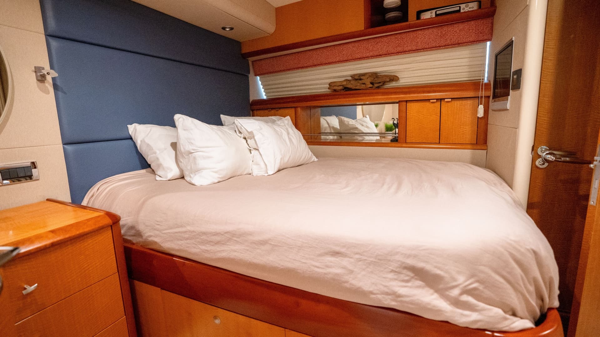 2006 Lazzara Yachts Skylounge