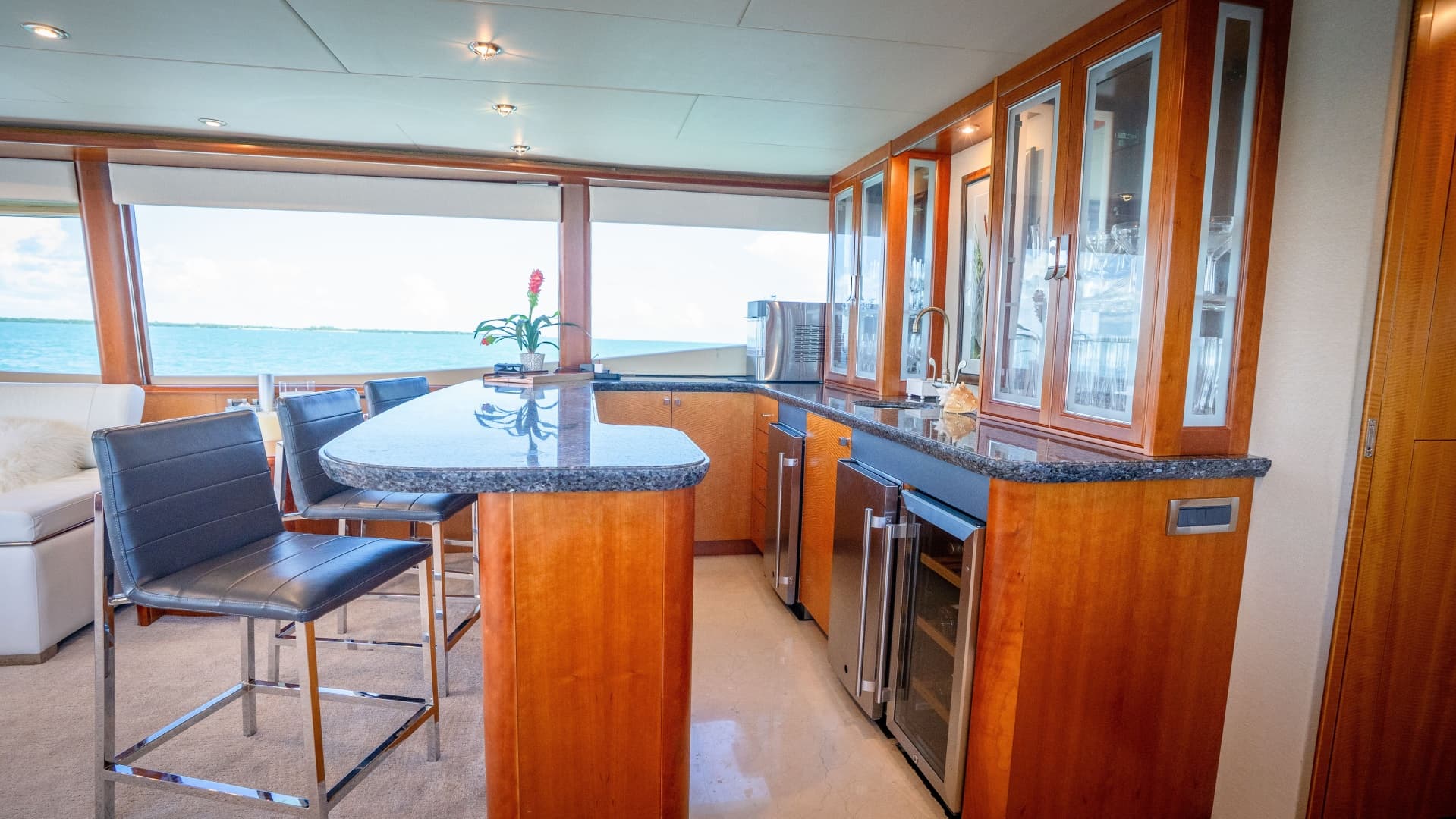 2006 Lazzara Yachts Skylounge