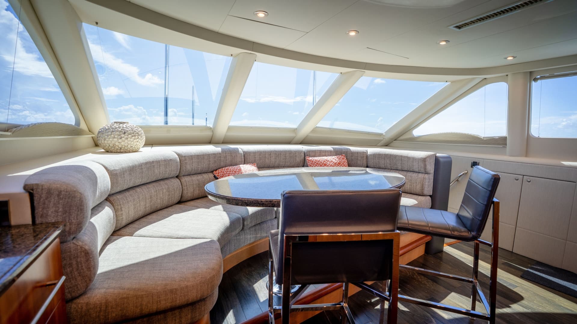 2006 Lazzara Yachts Skylounge