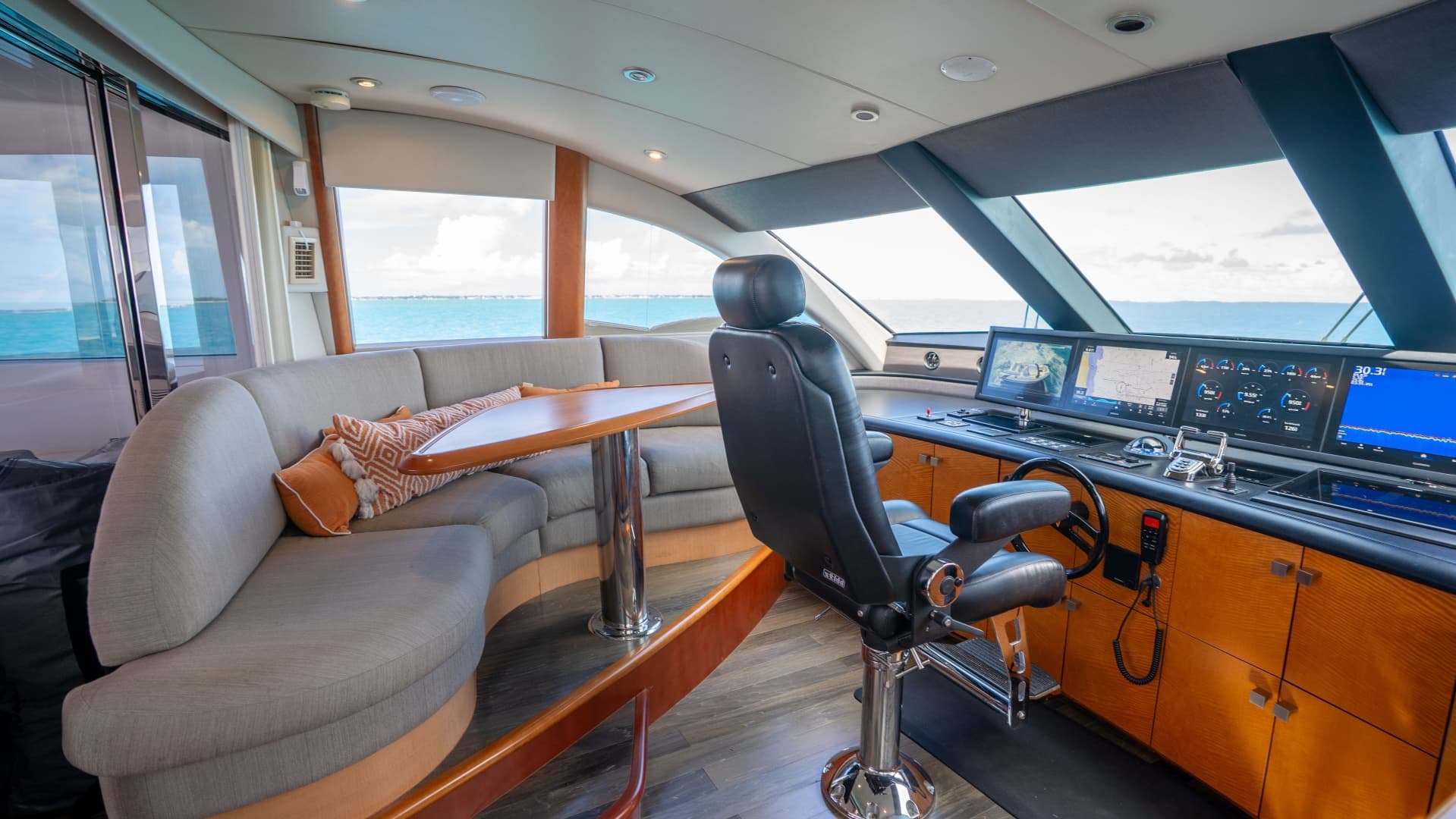2006 Lazzara Yachts Skylounge
