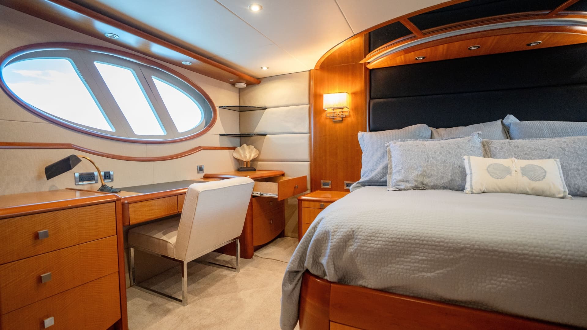 2006 Lazzara Yachts Skylounge