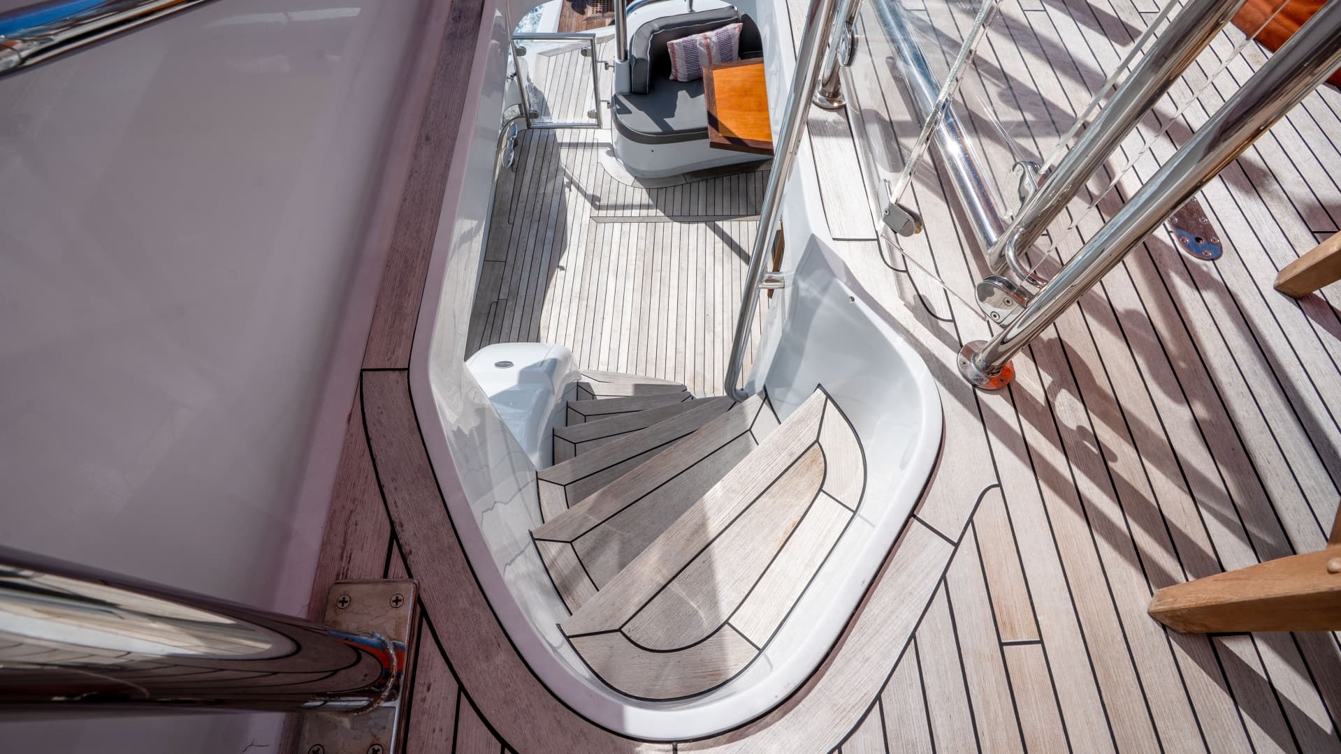 2006 Lazzara Yachts Skylounge