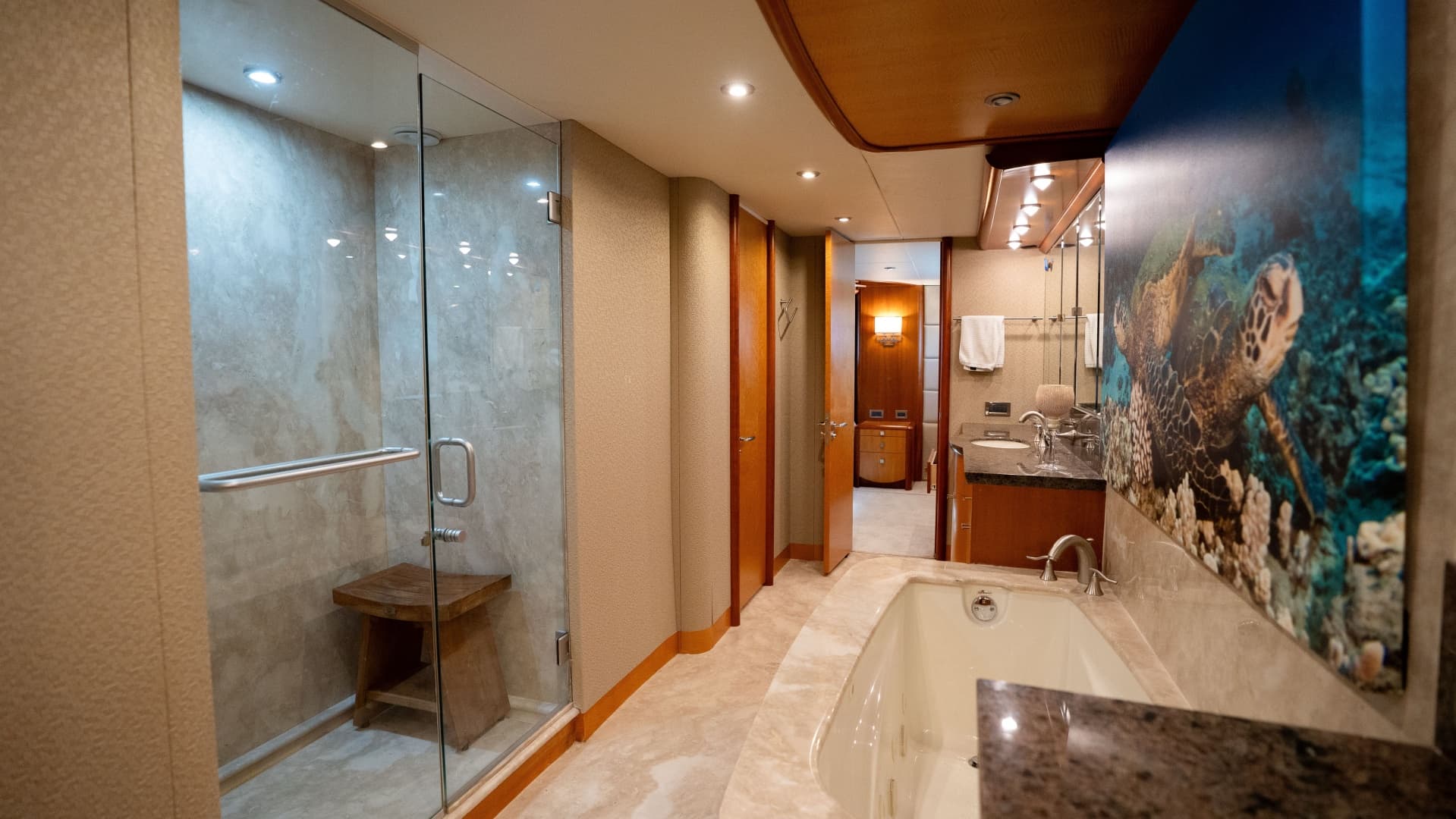 2006 Lazzara Yachts Skylounge