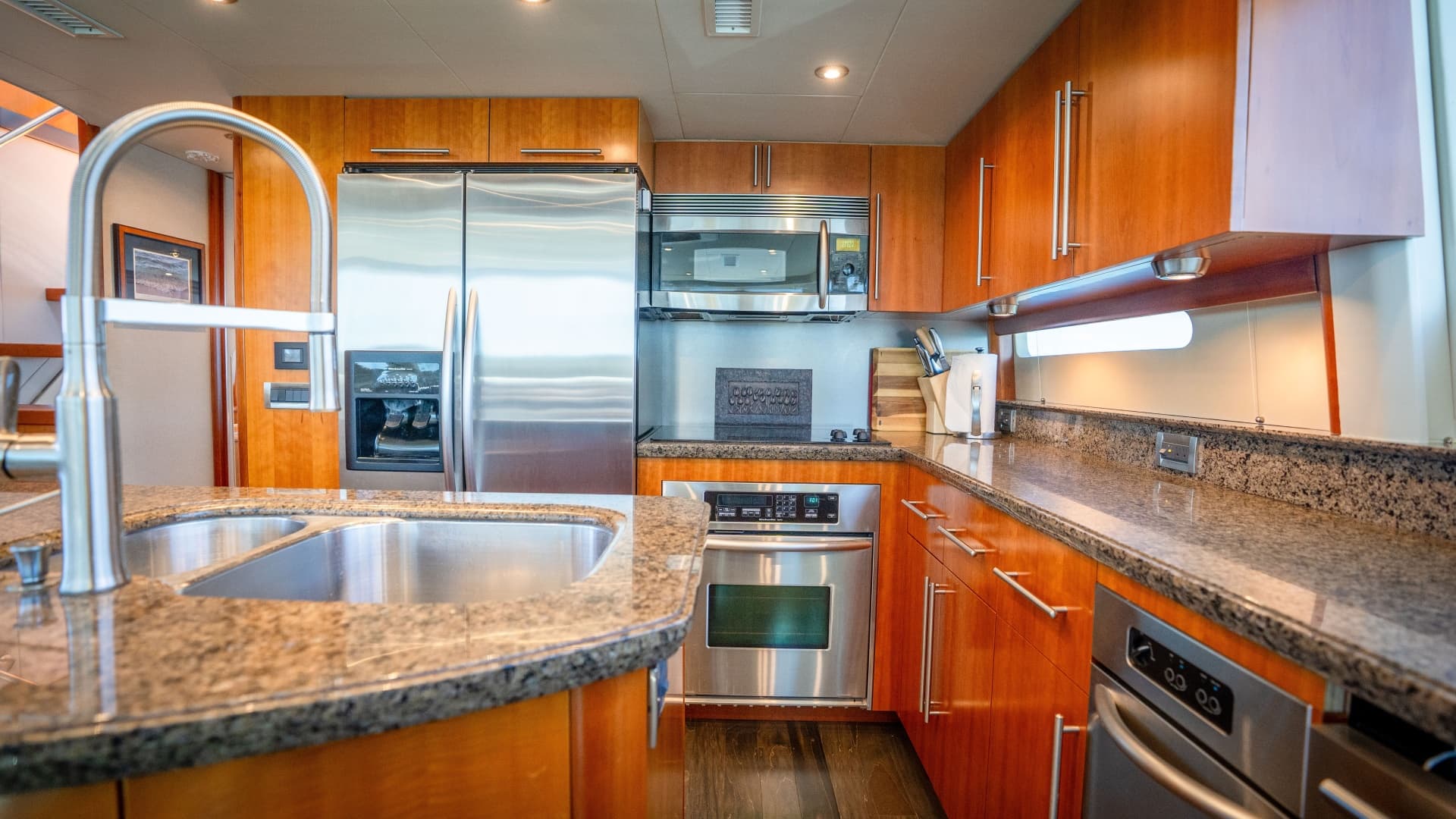 2006 Lazzara Yachts Skylounge