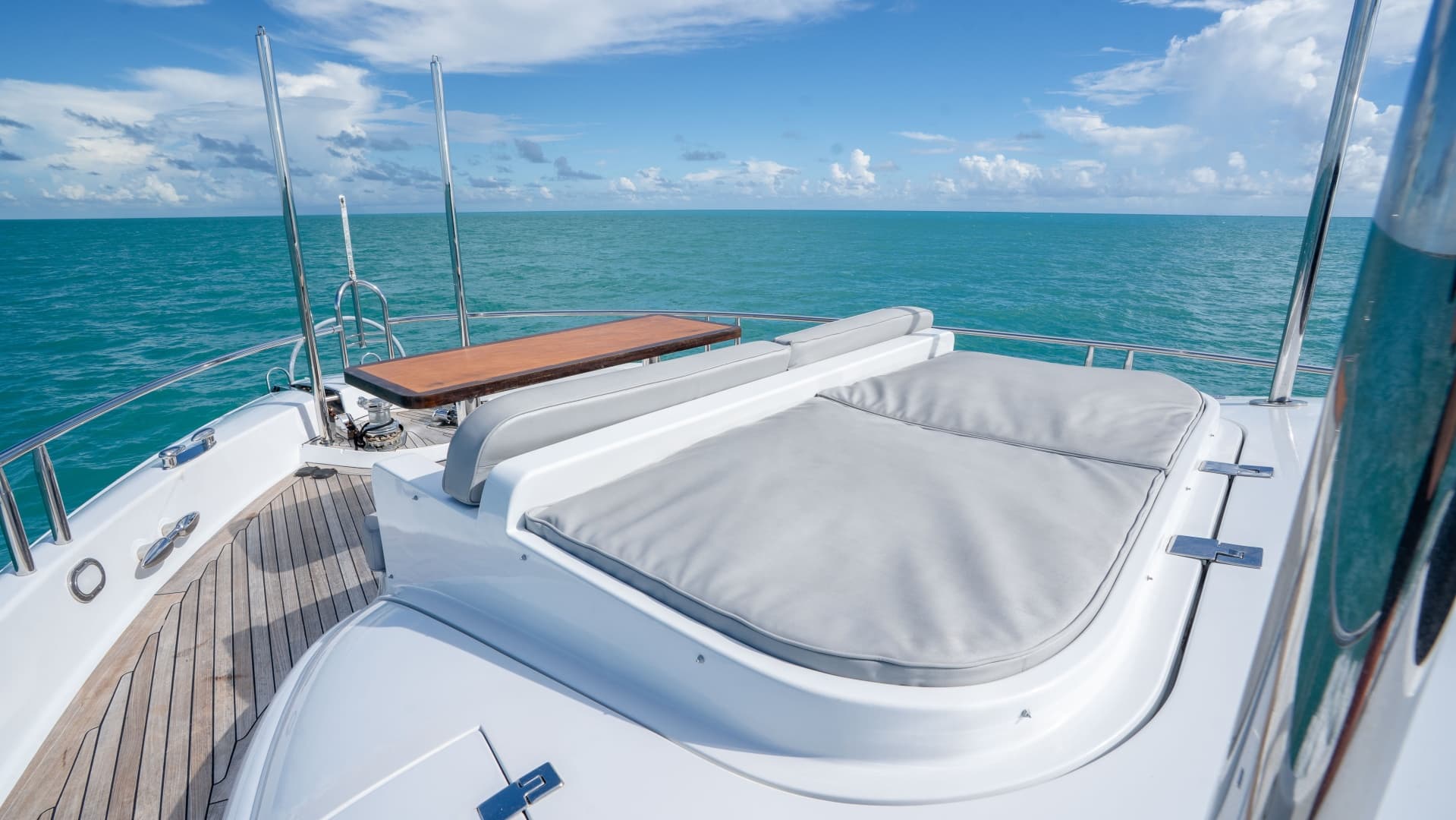 2006 Lazzara Yachts Skylounge