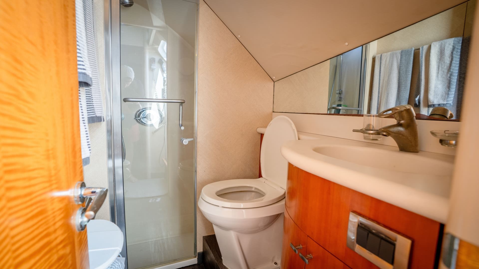 2006 Lazzara Yachts Skylounge